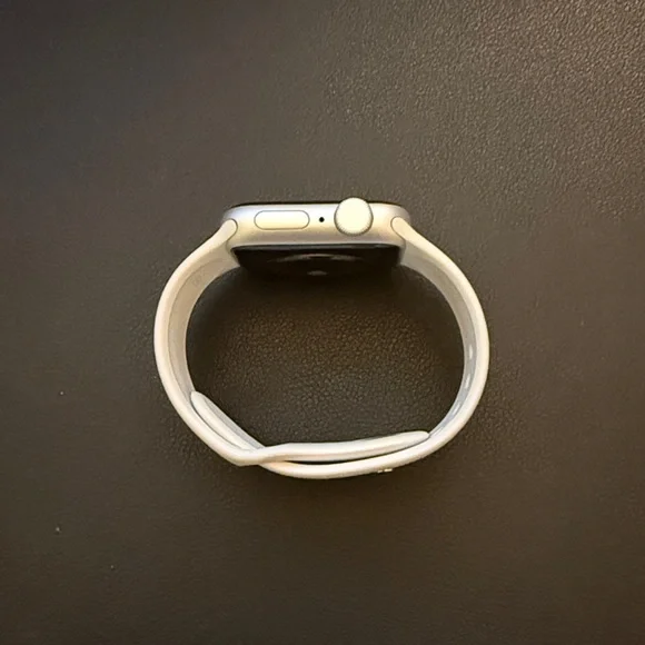 Apple Watch SE Silver Smartwatch - Picture 2 of 5